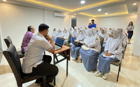Kaprodi sambut siswa SMK Tri Sukses